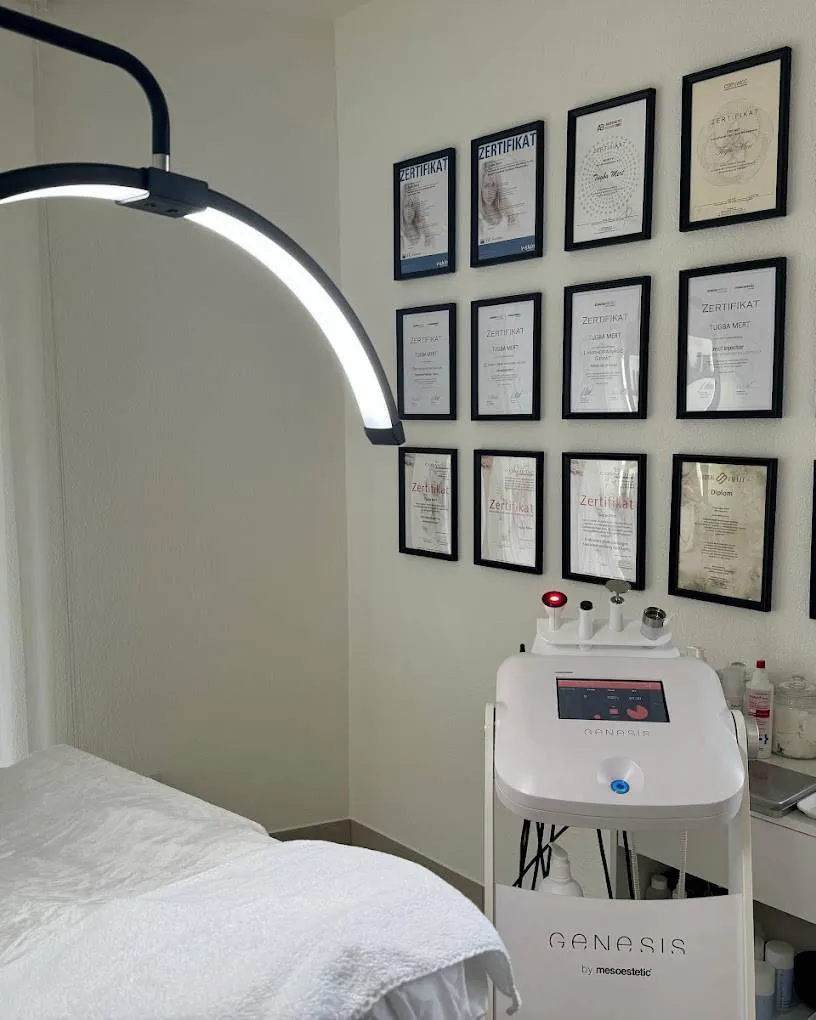 Behandlungsraum von L’amour Beauté mit Diplomen an der Wand